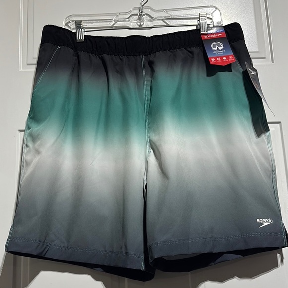 Speedo Tech Volley UPF 50+ lined,water repel,stretch, 2 hip,1 zipper back pocket - Picture 1 of 12